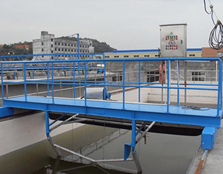 桁车式提耙刮泥机